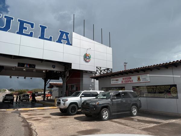 Paso fronterizo con los vehículos